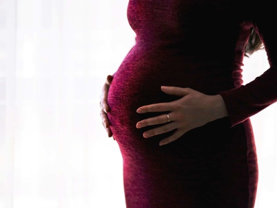 pregnant woman holder her belly